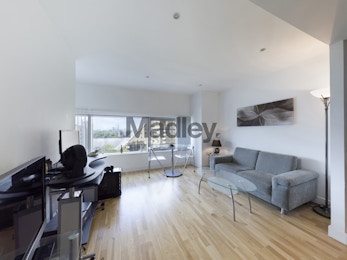 Stunning sixth floor studio apartment with easy access to Canary Wharf, £345pw